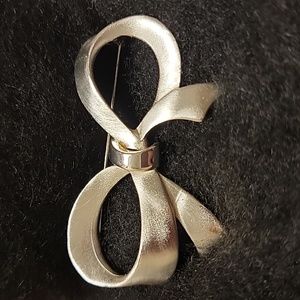 Silver Tone Large Christmas Ribbon Bow Metal Brooch Pin Holiday Vintage? Costume